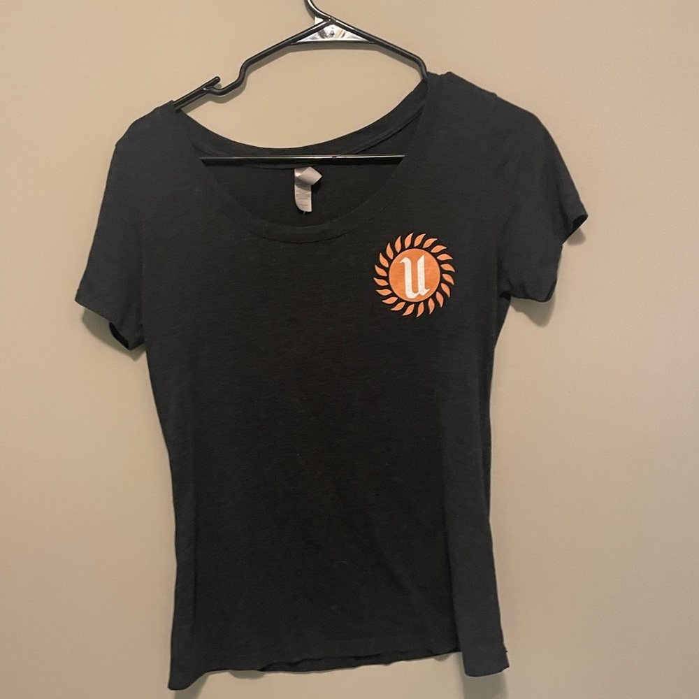 Gray short sleeve shirt